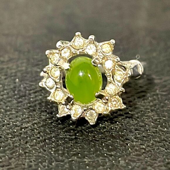 Ring with green gem in the middle - Picture 1 of 7
